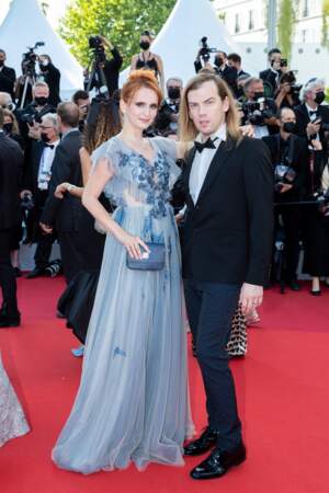 Agatha Maksimova et Christophe Guillarmé posent lors de la montée des marches du film "Annette" lors de la cérémonie d'ouverture du 74ème Festival International du Film de Cannes, le 6 juillet 2021