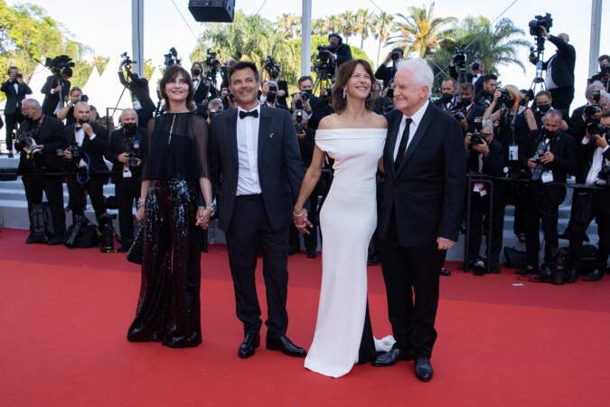 Sophie Marceau divine au côté de Géraldine Pailhas, François Ozon et  André Dussollier, pour la montée des marches du film "Tout s'est bien passé" lors du 74ème Festival International du Film de Cannes, le 7 juillet 2021