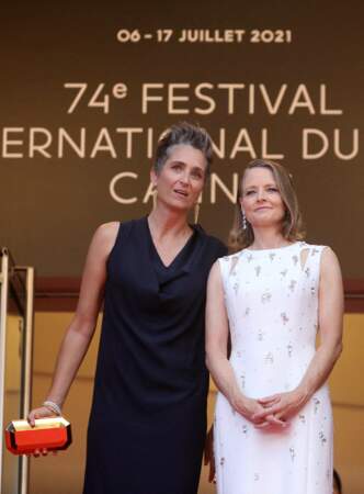Jodie Foster et sa femme Alexandra Hedison au Festival de Cannes. Le 6 juillet 2021. L'une en blanc, l'autre en noir. Un magnifique Yin - Yang