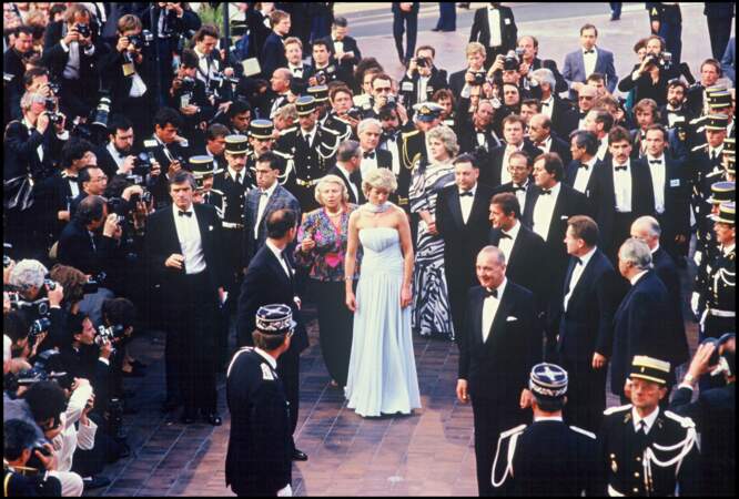 Le prince Charles et la princesse Diana au milieu de la foule du Festival de Cannes en 1987