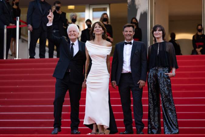 Sophie Marceau a fait un élégant retour sur le tapis rouge du Festival de Cannes, lors de la montée des marches du film "Tout s'est bien passé", le 7 juillet 2021 