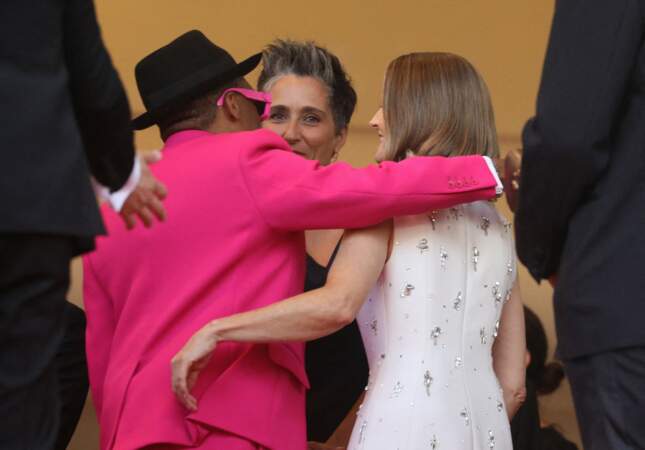Spike Lee enlace Jodie Foster et sa femme Alexandra Hedison lors de la montée des marches du film « Annette » lors de la cérémonie d'ouverture du 74ème Festival de Cannes. Le 6 juillet 2021