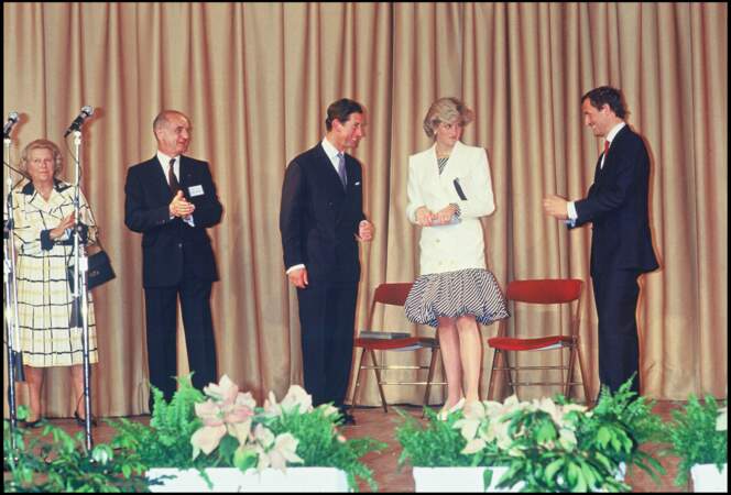 Le prince Charles et la princesse Diana au Festival de Cannes en 1987, accompagnés du ministre de la Culture François Leotard