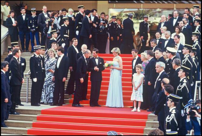 Le prince Charles et la princesse Diana montent les célèbres marches du Festival de Cannes en 1987