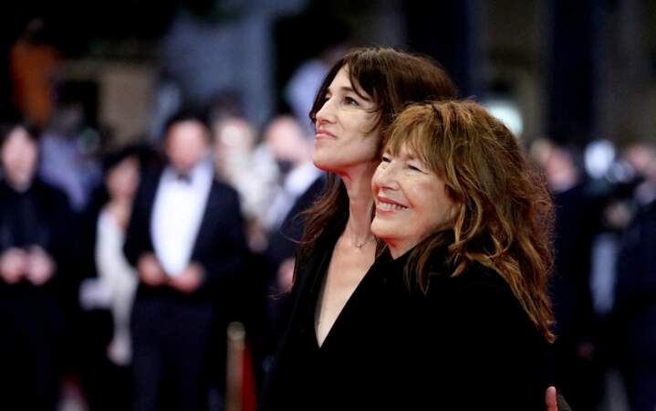 Charlotte Gainsbourg et sa mère Jane Birkin se sont prêtées au jeu des photographes sur le tapis rouge du Festival de Cannes ce 7 juillet 2021.