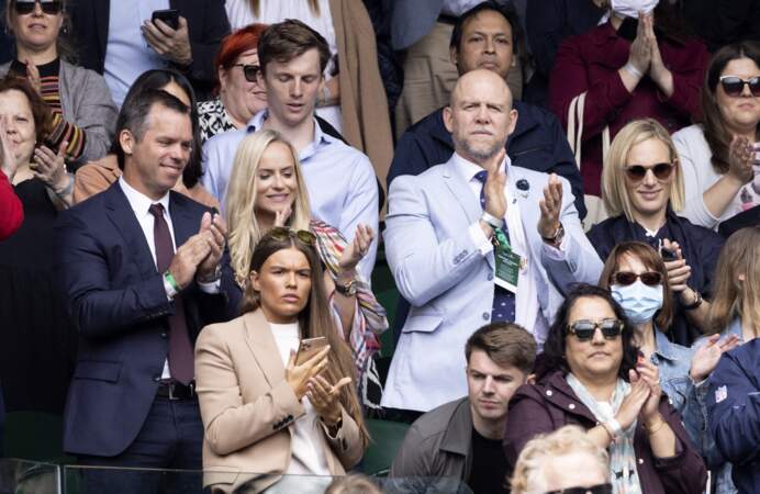 Zara Phillips et Mike Tindall étaient entourés de leurs amis Paul Casey et sa femme Pollyanna Woodward, dans les tribunes à Wimbleton, le 7 juillet 2021