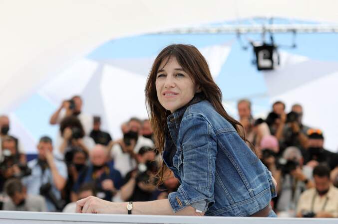 Charlotte Gainsbourg porte une veste en jean vintage baby blue signée Saint Laurent  sur le tapis rouge du Festival de Cannes ce 8 juillet 2021.