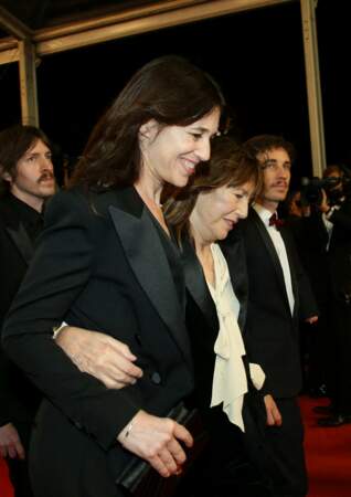 Charlotte Gainsbourg et sa mère Jane Birkin soudées lors du 74ème Festival International du Film de Cannes. Le 7 juillet 2021