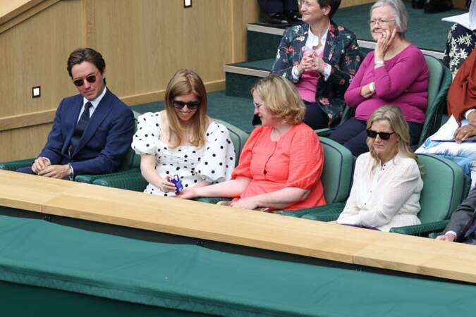 La princesse Beatrice et son mari ont échangé quelques mots avec Sophie de Wessex dans les gradins de Wimbledon, le 8 juillet 2021