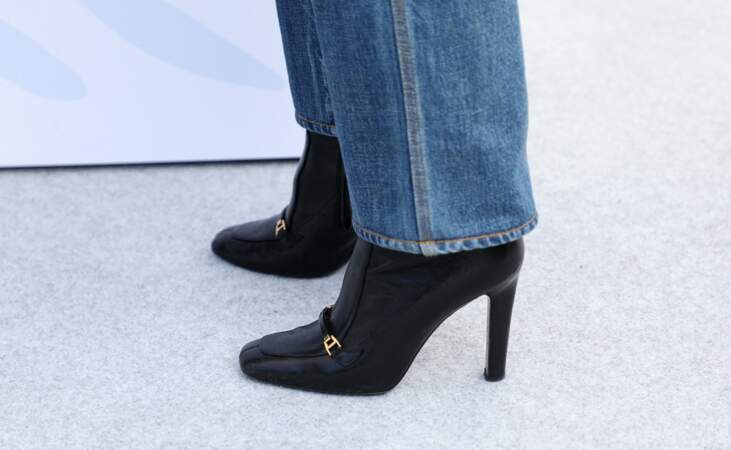 Charlotte Gainsbourg porte des bottines noires New Mors Vitellino Corvara noire signées Saint Laurent sur le tapis rouge du Festival de Cannes ce 8 juillet 2021.