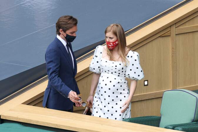 Beatrice d'York et son époux arrivent dans les gradins du tournoi de Wimbledon à Londres, le 8 juillet 2021