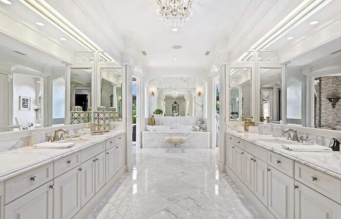 Le manoir de Miami, acquis ce jeudi 8 juillet, propose une immense salle de bain entièrement décorée d'un marbre blanc éclatant