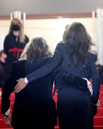 Charlotte Gainsbourg et sa mère Jane Birkin bras dessus, bras dessous, pour le 74ème Festival International du Film de Cannes, le 7 juillet 2021.