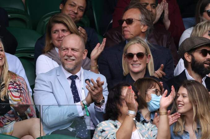 Zara Phillips et Mike Tindall ont les yeux rivés sur le match de tennis lors du tournoi de Wimbledon, à Londres, le 7 juillet 2021