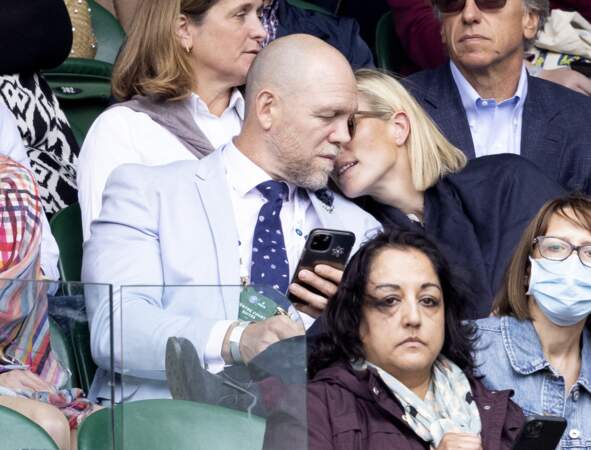 Dans les tribunes, Zara Philipps et Mike Tindall se sont montrés très complices, lors du tournoi de Wimbledon, le 7 juillet 2021