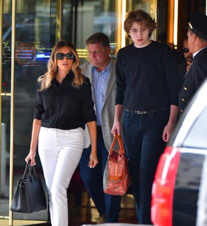 Melania Trump vêtue d'un jean blanc et d'un chemisier noir est accompagnée par son fils Barron, méconnaissable tant il semble avoir grandi en quelques mois.