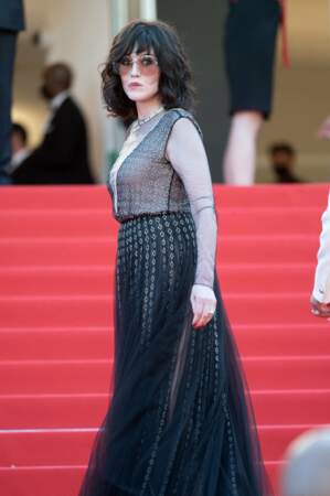Isabelle Adjani lors du 74e Festival de Cannes ce 10 juillet dans une robe Christian Dior avec des bijoux Louis Vuitton 