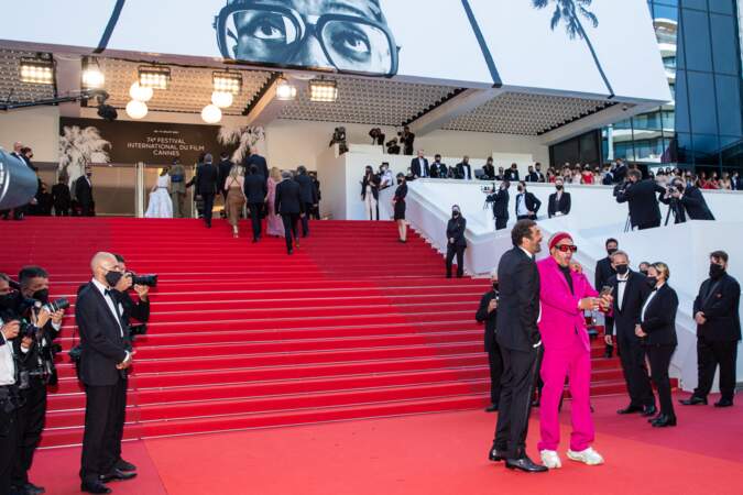 Toujours très discret, JoeyStarr a opté pour un costume rose fluo signé Lanvin lors du Festival de Cannes ce 10 juillet