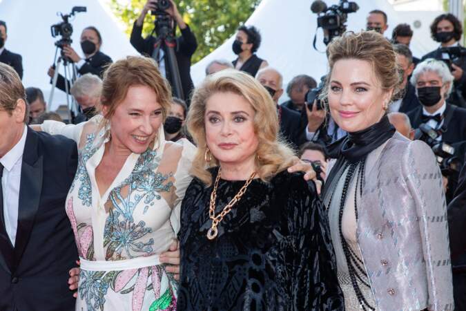 Catherine Deneuve est entourée d'Emmanuelle Bercot et de Melissa George pour la montée des marches du film « De son vivant » lors du 74ème Festival International du Film de Cannes ce 10 juillet 2021