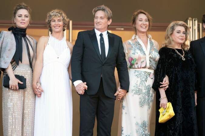 L'équipe du film De son vivant dont Cécile de France (en Alberta Ferretti), Mélissa George et Benoit Magimel sont présents aux côtés de Catherine Deneuve (en Dior) ce samedi 10 juillet au Festival de Cannes
