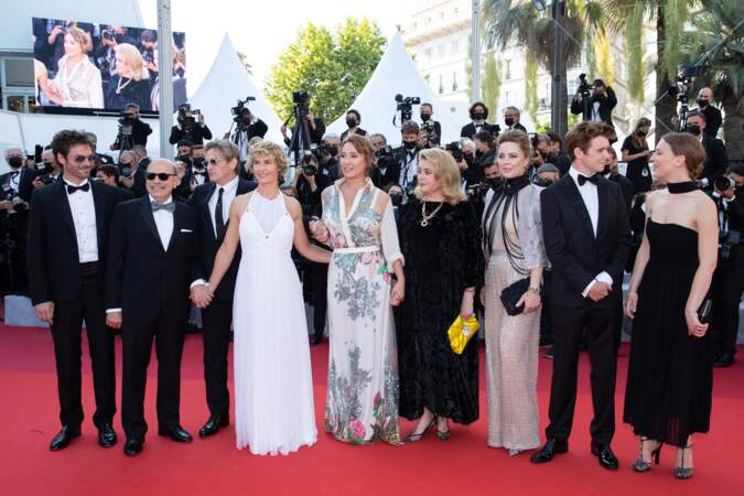 L'équipe du film De son vivant a foulé le tapis rouge de Cannes ce 10 juillet avec parmi eux Catherine Deneuve