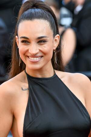 Pour cette 74e édition du Festival de Cannes ce 10 juillet, Camelia Jordana a choisi une longue robe noire échancrée dans le dos 