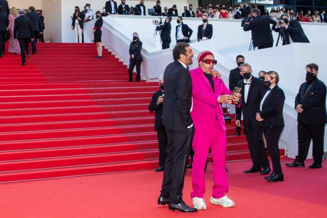 Ramzy Bedia et JoeyStarr ont pris la pose lors de la montée des marches du film « De son vivant » lors du 74ème Festival International du Film de Cannes ce 10 juillet 2021