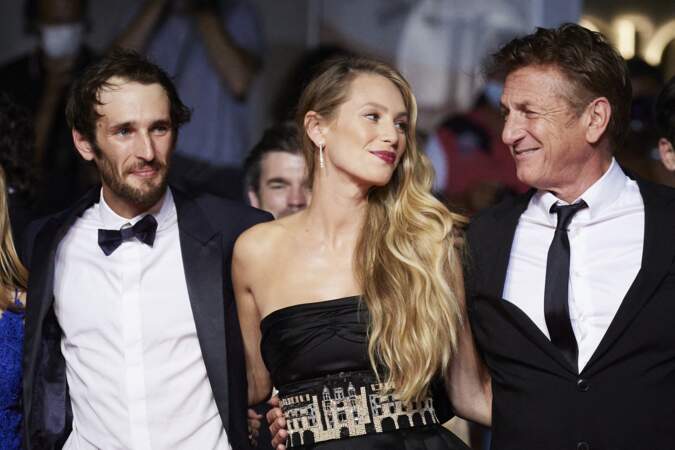 Sean Penn entouré de son fils Howard Jack et de sa fille Dylan pour la montée des marches du Festival de Cannes ce 10 juillet 