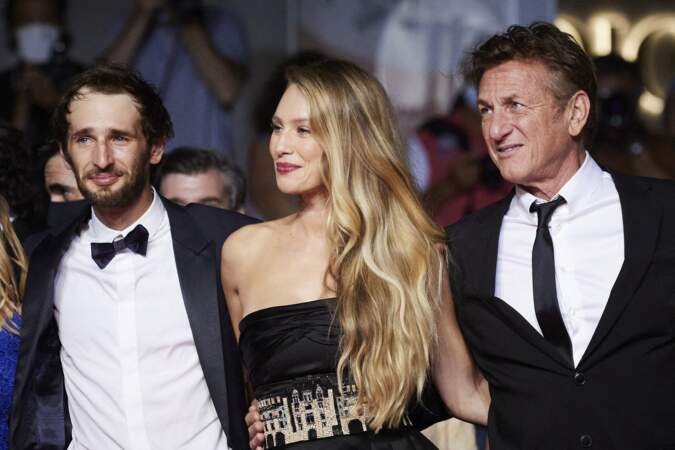 Sean Penn entouré de son fils Howard Jack et de sa fille Dylan à Cannes, ce samedi 10 juillet