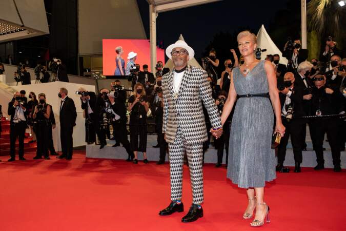 Spike Lee, le Président du jury, et sa femme Tonya Lewis Lee à la Montée des marches du film « Flag Day» lors du 74ème Festival International du Film de Cannes ce 10 juillet 2021