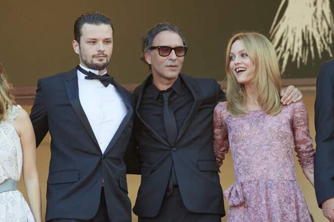 Jules Benchetrit aux côtés de son père, Samuel Benchetrit et de Vanessa Paradis au Festival de Cannes ce 10 juillet 