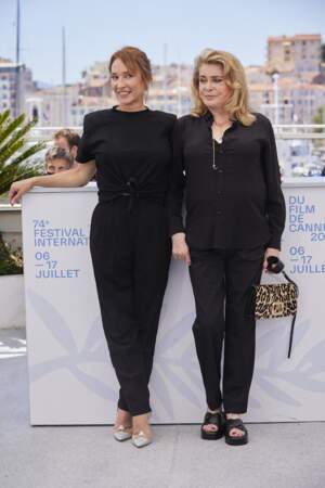 Les deux femmes sont vêtues en noirs pour le photocall du Festival de Cannes ce dimanche 11 juillet 