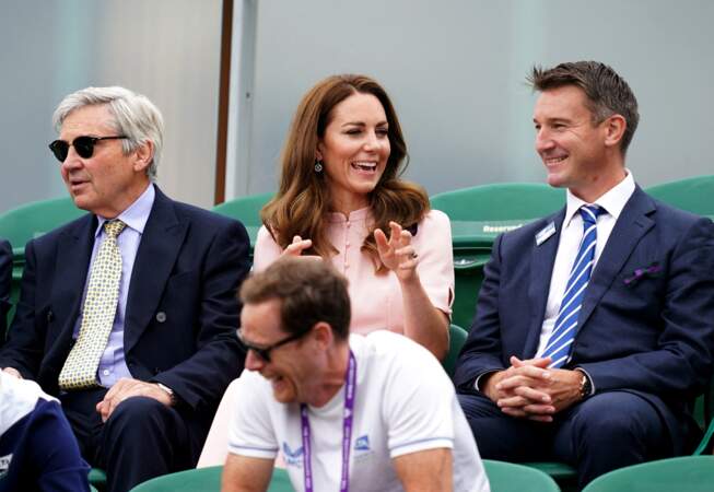 La duchesse de Cambridge est apparue ravissante au bras de son père pour la finale homme de Wimbledon ce 11 juillet 