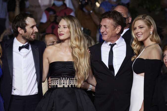 Dylan Penn a choisi une robe bustier asymétrique de la griffe Chanel pour le Festival de Cannes ce 10 juillet 