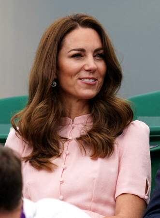 La duchesse a accessoirisé son look avec des talons nudes Nicholes d'Aldo et une pochette crème, ornée de détails rose pâle et bleu de la marque Josef pour sa venue à Wimbledon ce 11 juillet