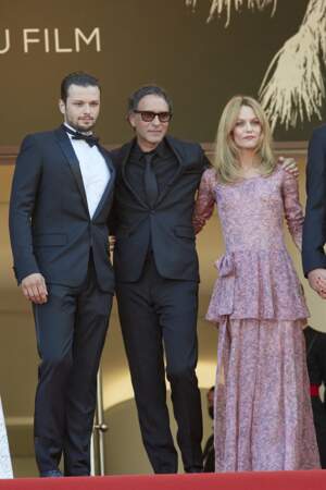 Jules Benchetrit avec Samuel Benchetrit et Vanessa Paradis au Festival de Cannes ce 10 juillet 