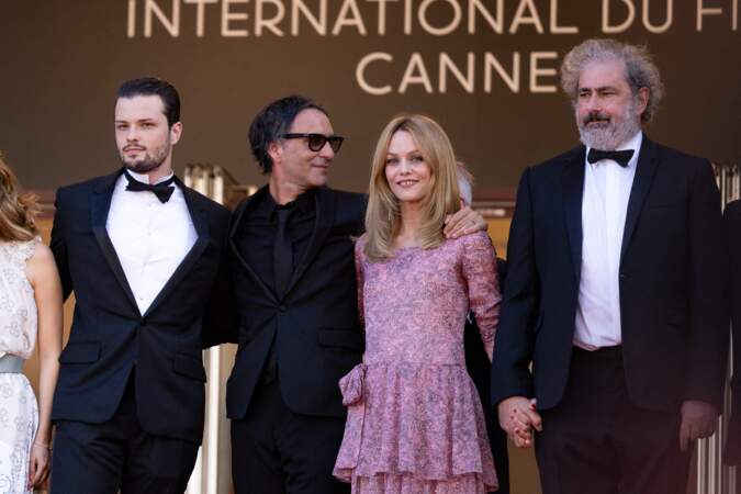 Jules Benchetrit a pris la pose avec son père, Samuel Benchetrit et sa belle-mère, Vanessa Paradis ce 10 juillet au Festival de Cannes 