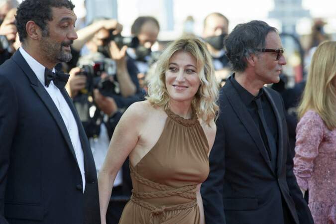 Valeria Bruni Tedeschi a opté pour une longue robe marron signée Michael Kors pour le Festival de Cannes ce 10 juillet 