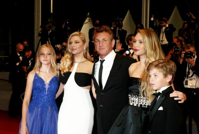 Jadyn Rylee, Katheryn Winnick, Sean Penn, sa fille Dylan Penn et Beckam Crawford complices sur le tapis rouge