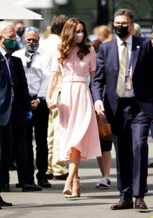 Kate Middleton a opté pour une robe midi rose de la marque Beulah pour assister à la finale homme de Wimbledon ce 11 juillet