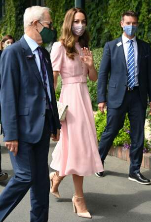 Kate Middleton est arrivée au bras de son père, Michael Middleton pour assister à la finale homme de Wimbledon ce 11 juillet 
