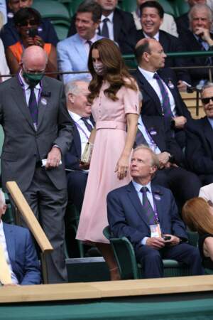 Kate Middleton à son arrivée dans les gradins pour la finale Messieurs du tournoi de tennis de Wimbledon  ce 11 juillet 