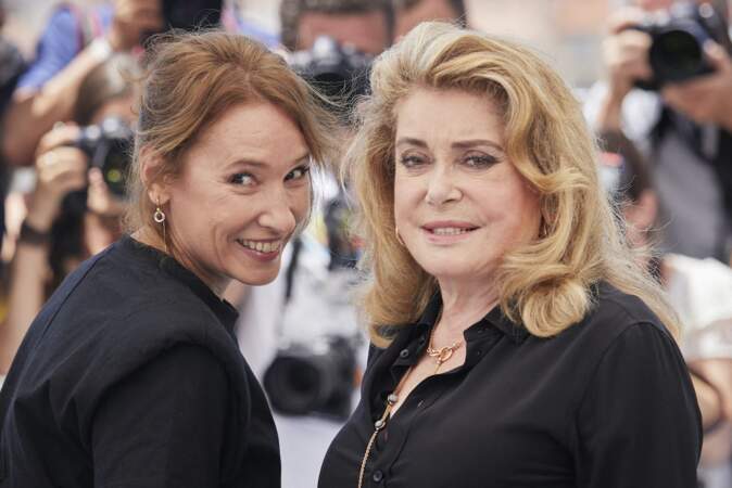 Emmanuelle Bercot et Catherine Deneuve sont très complices au Festival de Cannes ce 11 juillet 