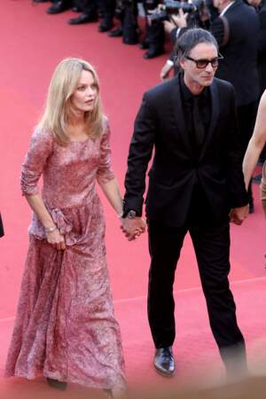 Main dans la main, Vanessa Paradis et Samuel Benchetrit ont fait sensation au Festival de Cannes ce 10 juillet 