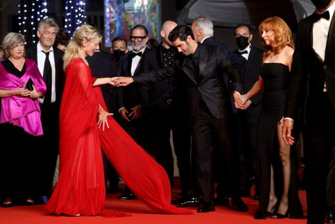 Tahar Rahim est entouré de Mylène Farmer et Mélanie Laurent pour sa montée des marches au Festival de Cannes ce 10 juillet 