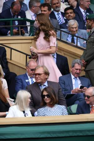 La duchesse de Cambridge prend place dans les tribunes pour assister à la finale Messieurs du tournoi de tennis de Wimbledon ce 11 juillet 