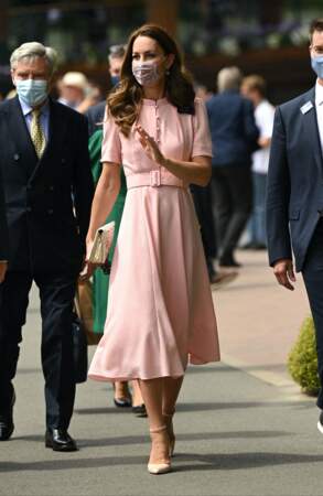 Kate Middleton a troqué sa robe verte émeraude pour une rose poudré ce dimanche 11 juillet à Wimbledon
