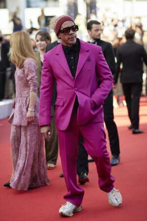 JoeyStarr a opté pour un costume rose de la griffe Lanvin pour le Festival de Cannes ce 10 juillet 