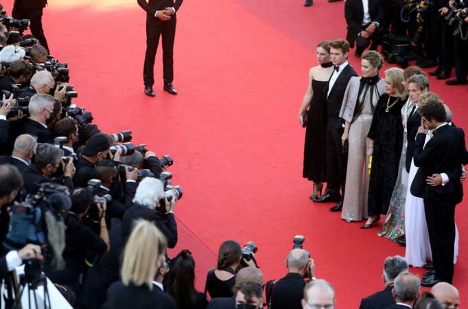 Lou Lampros, habillée en Céline, aux côtés de Catherine Deneuve,  Emmanuelle Bercot,  Benoit Magimel  lors du Festival de Cannes ce 10 juillet 