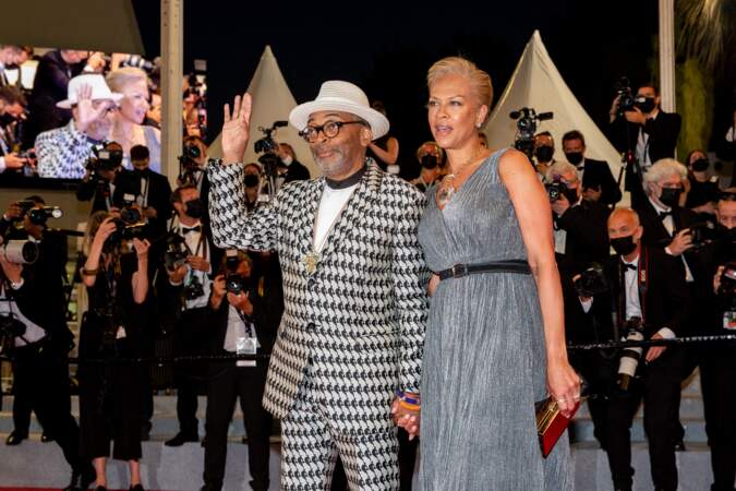 Spike Lee a choisi un costume signé Louis Vuitton x NBA collection pour la montée des marches du Festival de Cannes ce 10 juillet 
